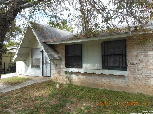 a front view of house with yard