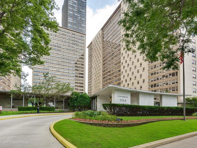 $329,900 | 3950 North Lake Shore Drive, Unit 724, Chicago, IL 60613