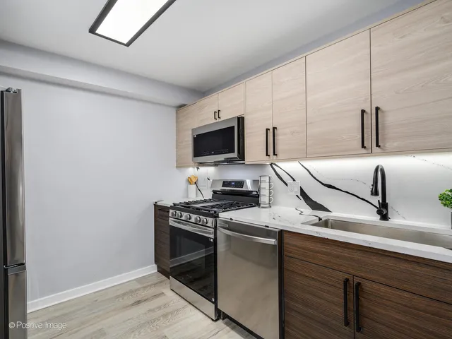 $329,900 | 3950 North Lake Shore Drive, Unit 724, Chicago, IL 60613