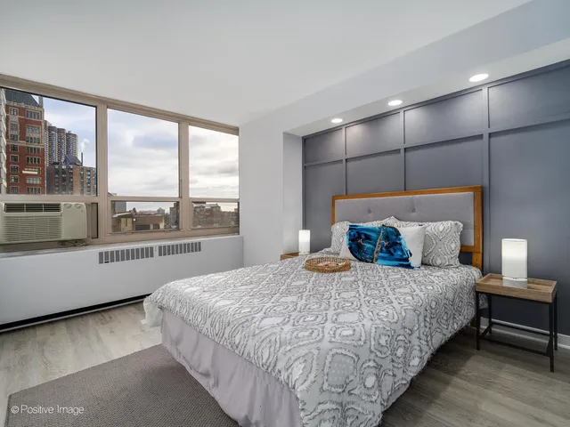 $329,900 | 3950 North Lake Shore Drive, Unit 724, Chicago, IL 60613