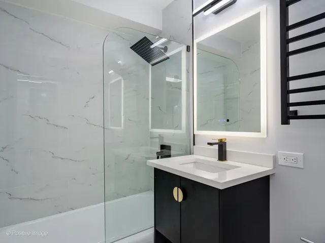 $329,900 | 3950 North Lake Shore Drive, Unit 724, Chicago, IL 60613