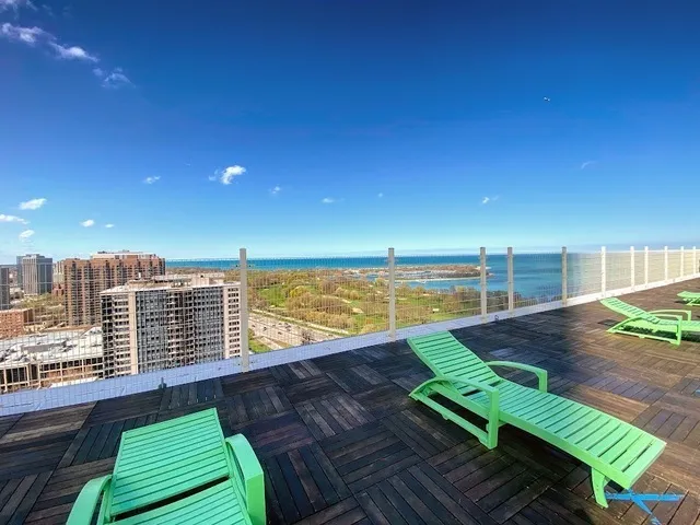 $329,900 | 3950 North Lake Shore Drive, Unit 724, Chicago, IL 60613