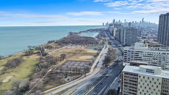 $329,900 | 3950 North Lake Shore Drive, Unit 724, Chicago, IL 60613