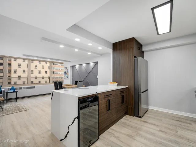 $329,900 | 3950 North Lake Shore Drive, Unit 724, Chicago, IL 60613