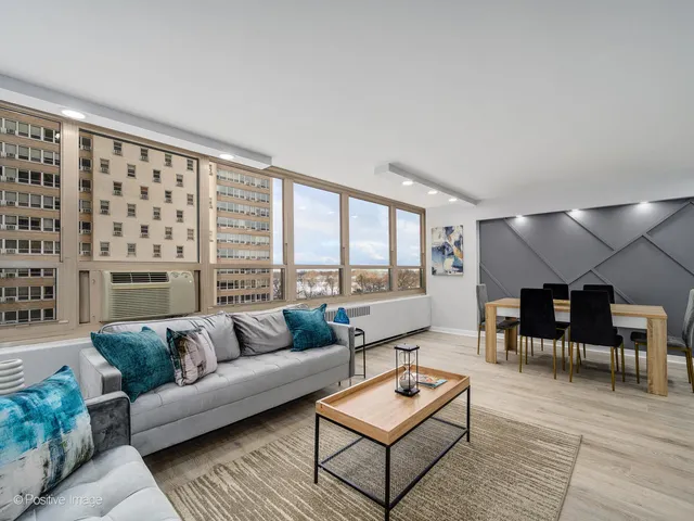 $329,900 | 3950 North Lake Shore Drive, Unit 724, Chicago, IL 60613