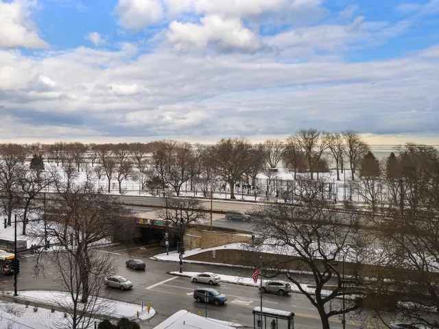 $329,900 | 3950 North Lake Shore Drive, Unit 724, Chicago, IL 60613