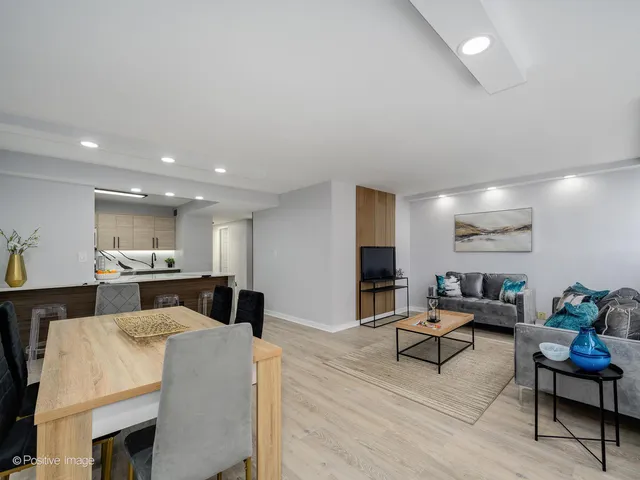 $329,900 | 3950 North Lake Shore Drive, Unit 724, Chicago, IL 60613