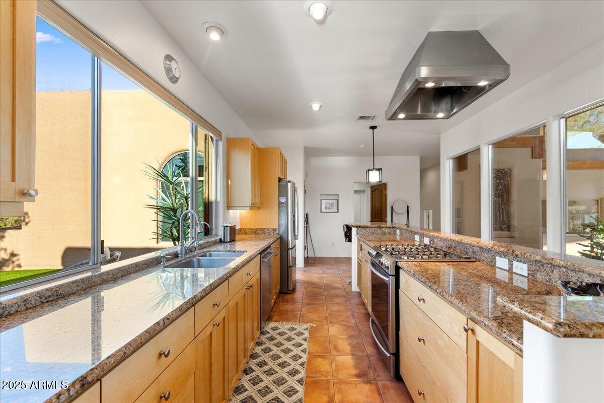 145 Highland Road Sedona, AZ 86336 - Photo 29 of 62 12-Kitchen