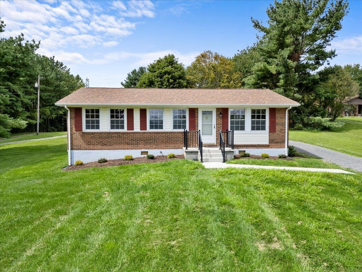 3074 7 Mile Tree Road Christiansburg, VA 24073 - Photo 2 of 57 Gallery Image 2