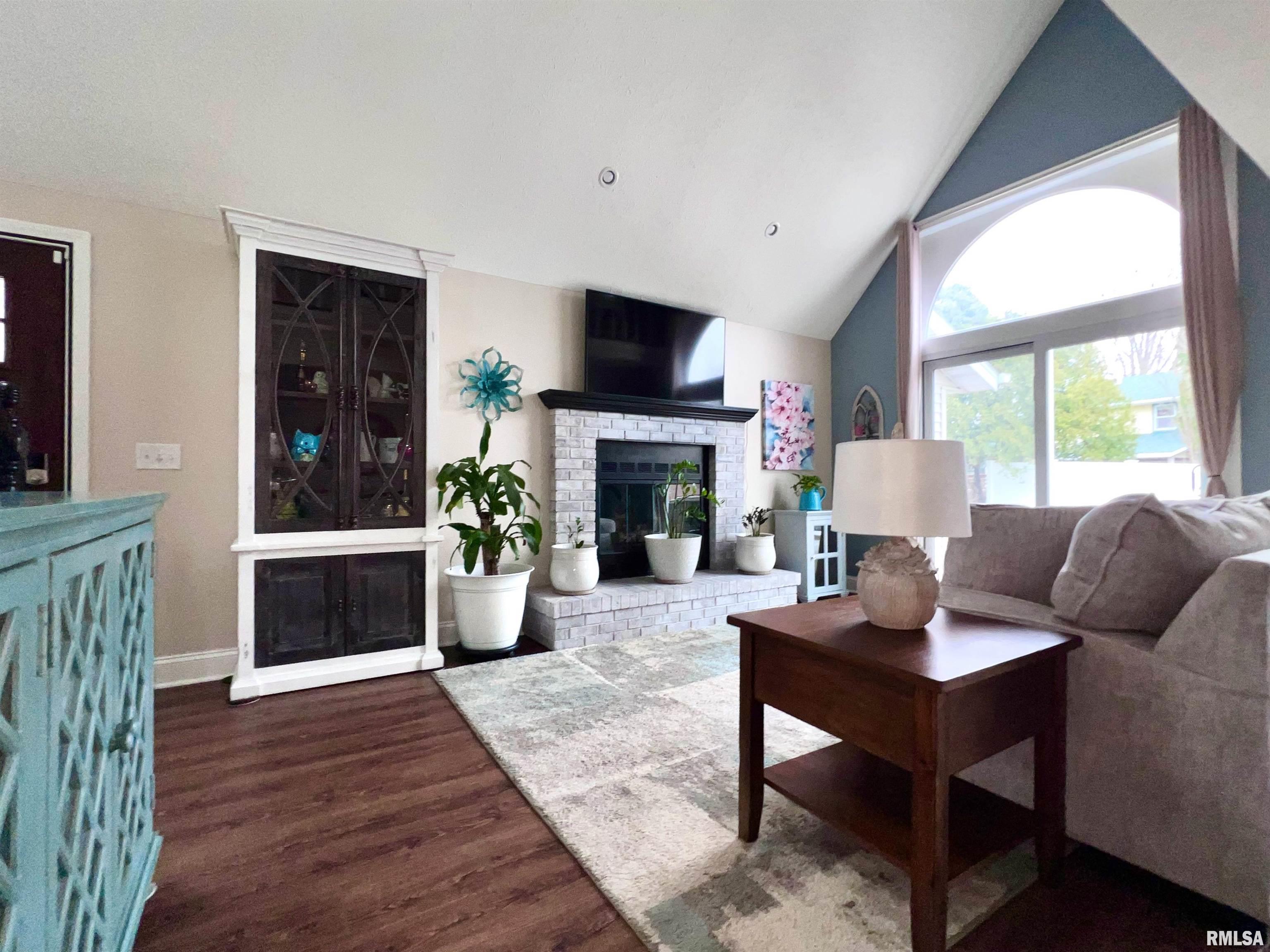 3527 Ridge Court Davenport, IA 52806 - Photo 2 of 37 Gallery Image 2