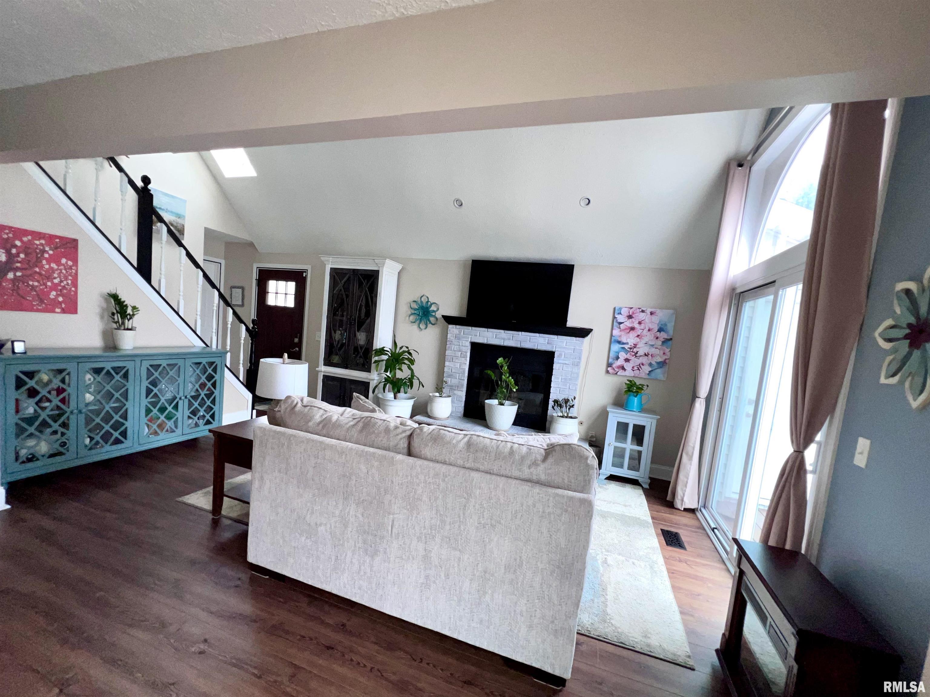 3527 Ridge Court Davenport, IA 52806 - Photo 3 of 37 Gallery Image 3