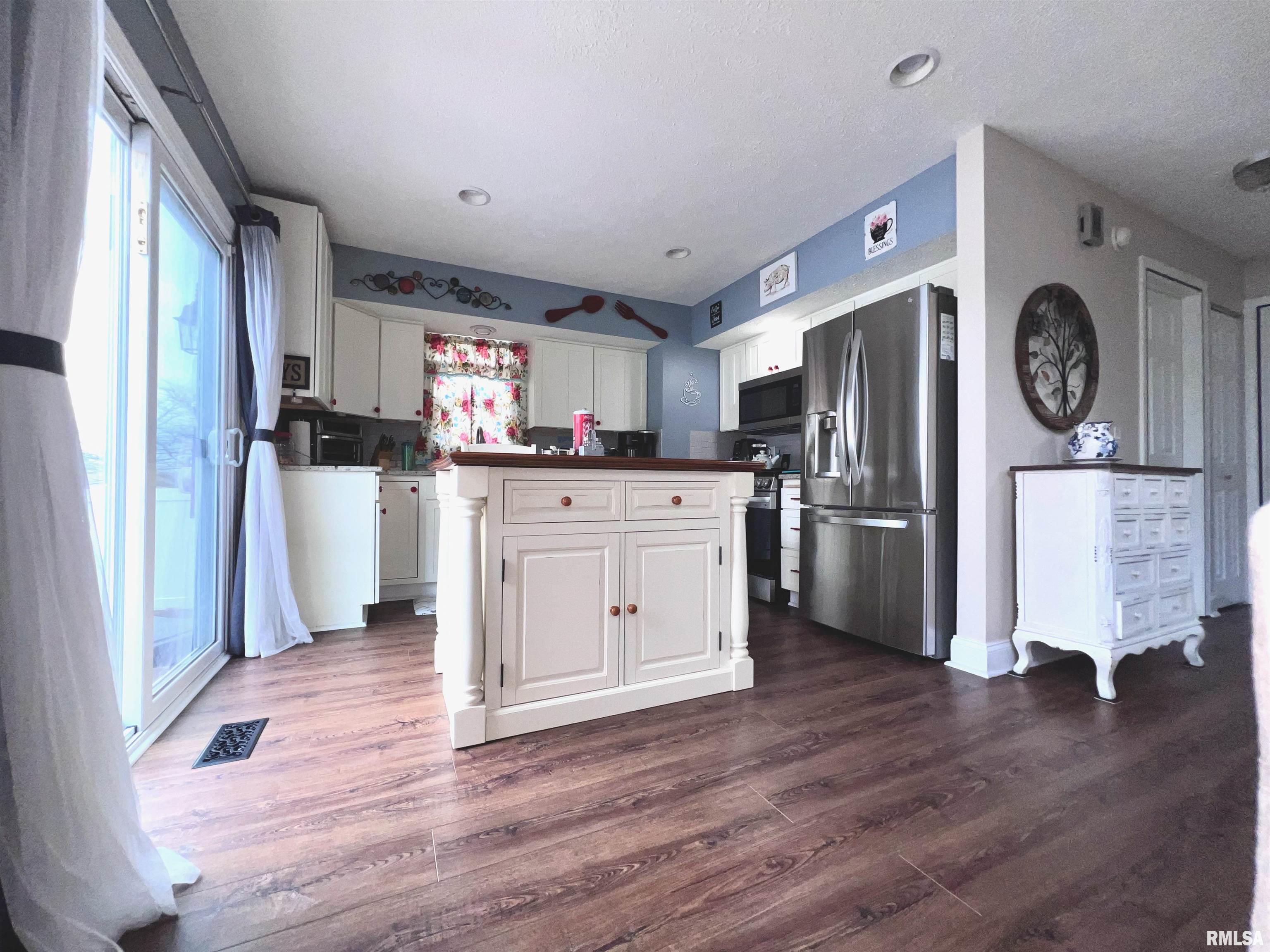 3527 Ridge Court Davenport, IA 52806 - Photo 9 of 37 Gallery Image 9