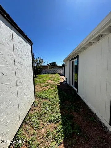 a view of back yard of the house
