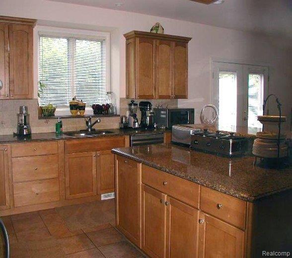 1093 Seville Road Rochester, MI 48309 - Photo 7 of 25 kitchen 4