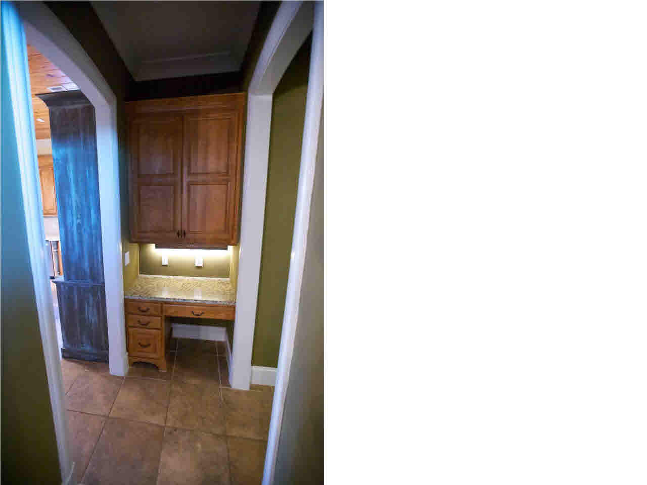 123 Lineage Lane Flowood, MS 39232 - Photo 16 of 39 Built in desk!