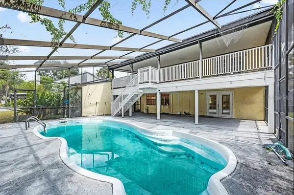 a view of a house with backyard