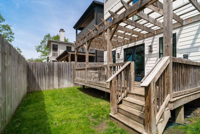 a view of house with a yard