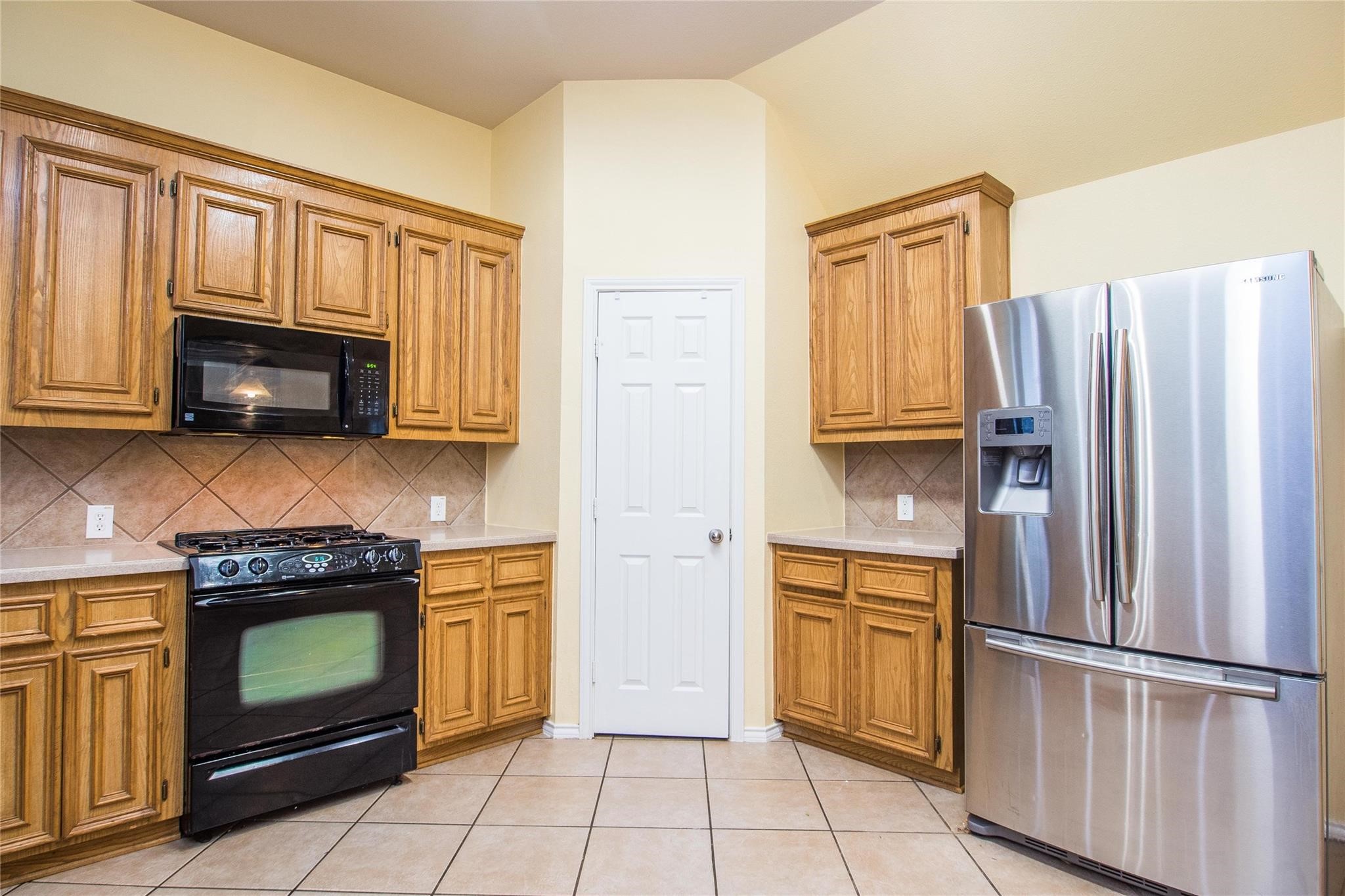 8847 Distant Woods Drive Houston, TX 77095 - Photo 14 of 26 a kitchen with granite countertop a refrigerator stove and microwave