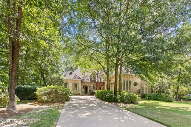 $655,000 | 131 Oakhurst Trail, Ridgeland, MS 39157