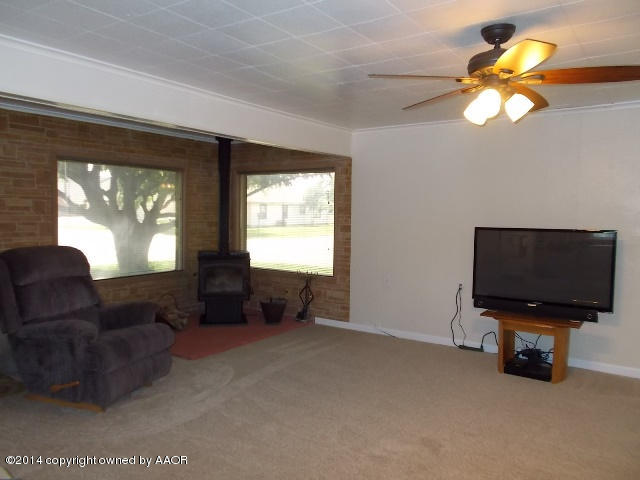 501 2nd Street Groom, TX 79039 - Photo 9 of 19 a living room with furniture and a flat screen tv