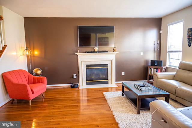 1214 Waterview Way Baltimore, MD 21221 - Photo 17 of 43 Living room w/fireplace