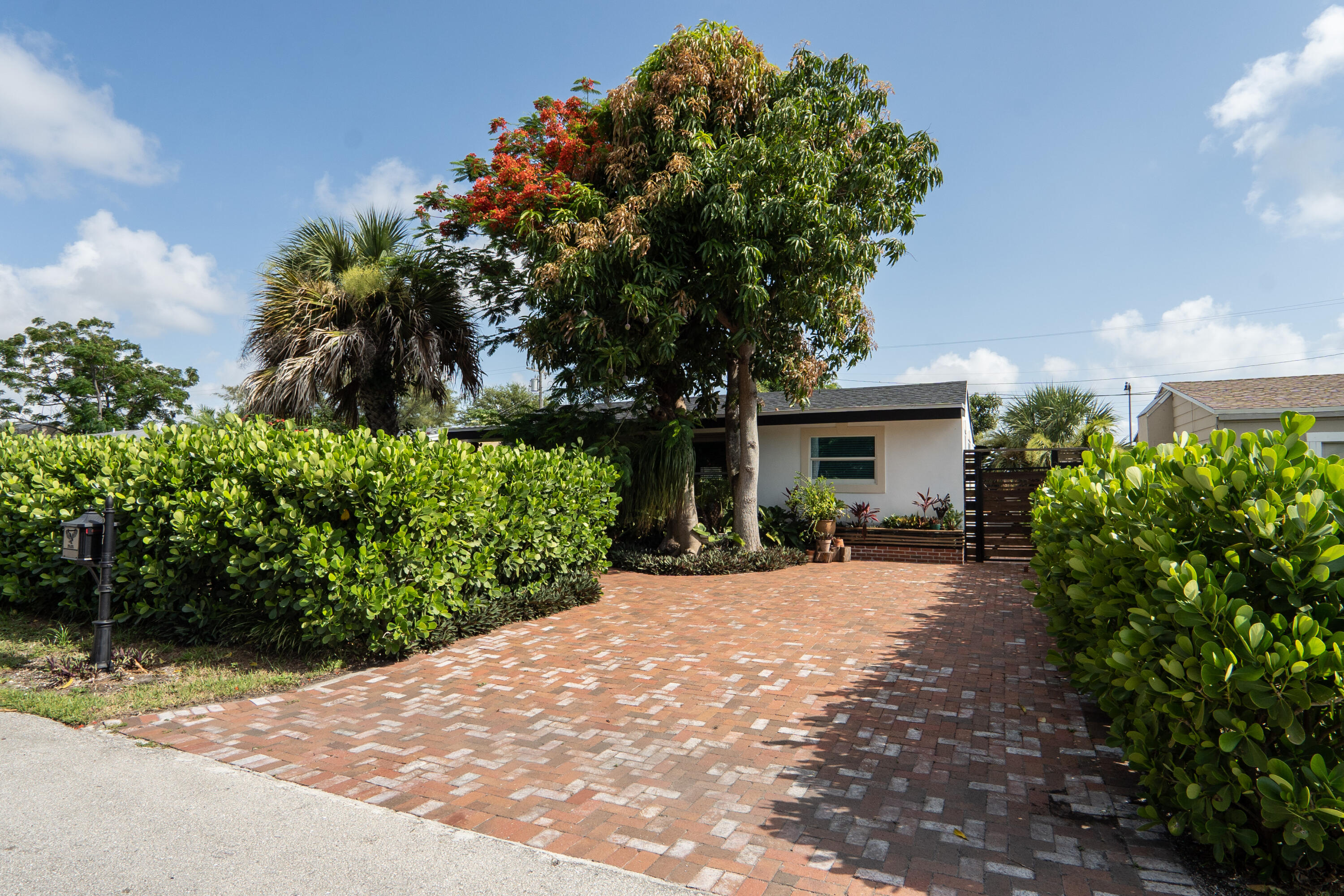 507 Minnesota Street Lantana, FL 33462 - Photo 3 of 28 decretive driveway