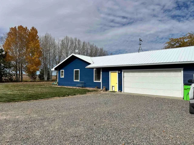 a view of a house with a backyard