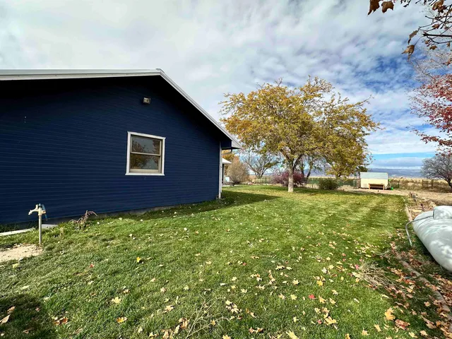 a view of a outdoor space with a garden