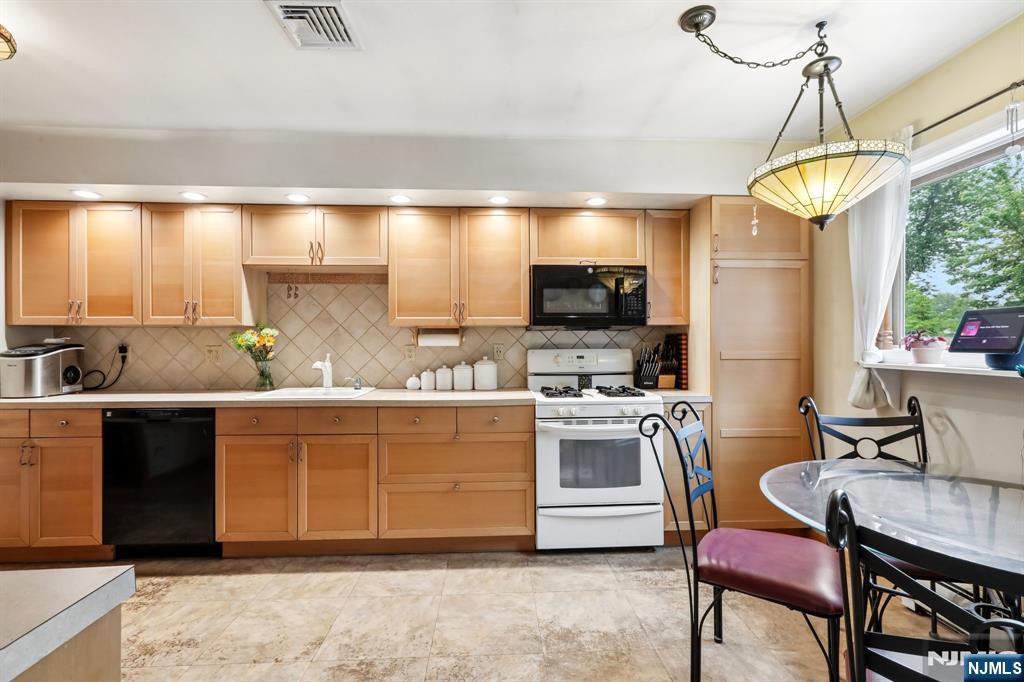 123 Midwood Road Paramus, NJ 07652 - Photo 20 of 46