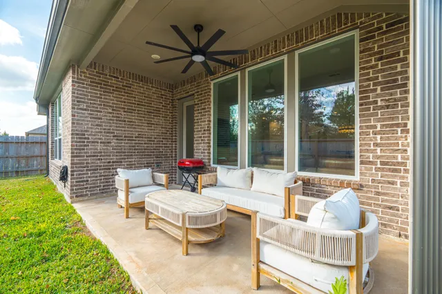 $415,000 | 933 Cortez Creek Drive, Conroe, TX 77304