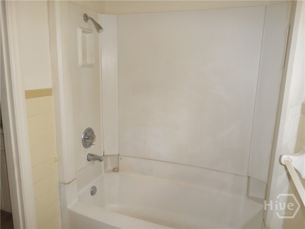 203 West 58th Street Savannah, GA 31405 - Photo 15 of 18 Tub/Shower