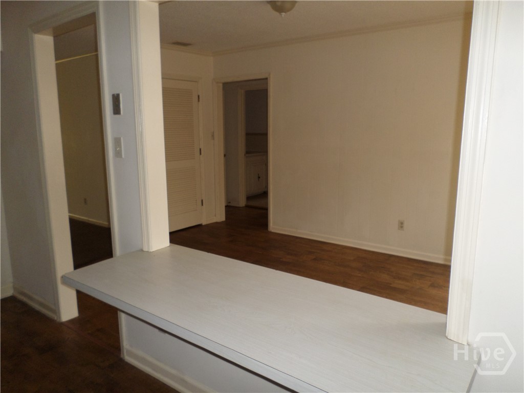 203 West 58th Street Savannah, GA 31405 - Photo 6 of 18 Counter bar