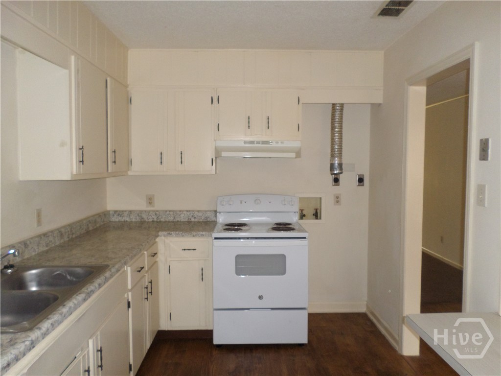 203 West 58th Street Savannah, GA 31405 - Photo 8 of 18 Kitchen