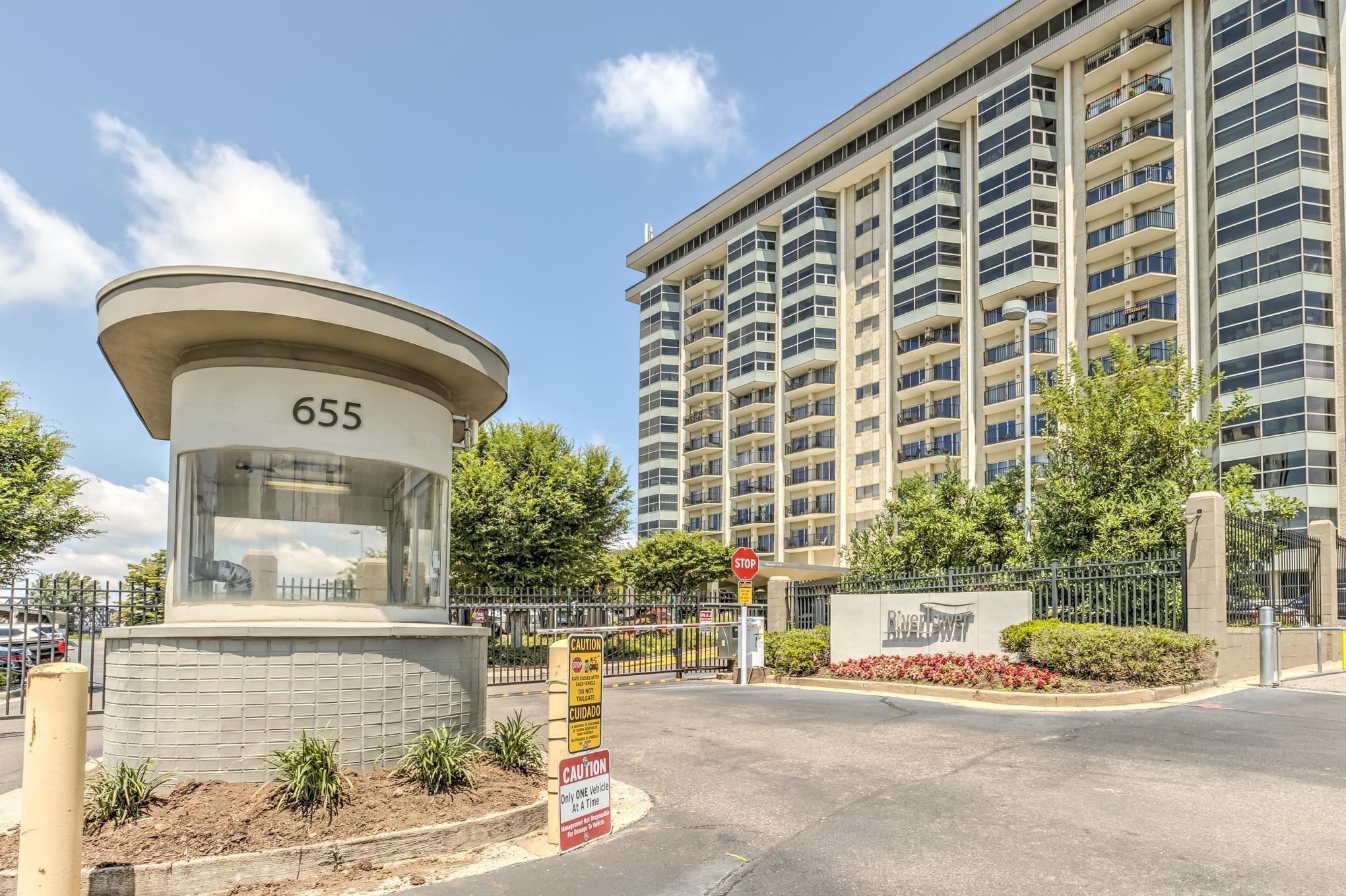 655 Riverside Drive, Unit 1401 Memphis, TN 38103 - Photo 3 of 40 a front view of a house