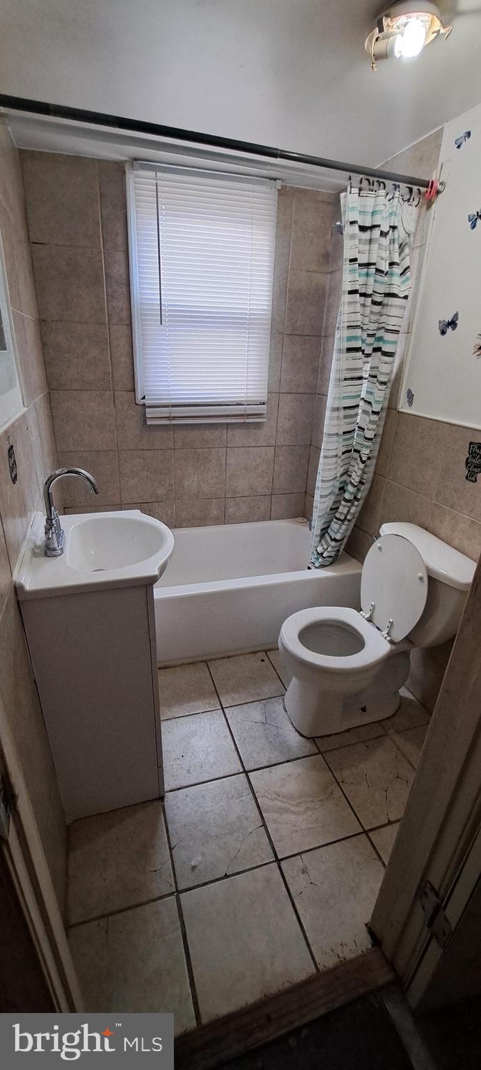 6408 L Street Capitol Heights, MD 20743 - Photo 3 of 5 1st bath