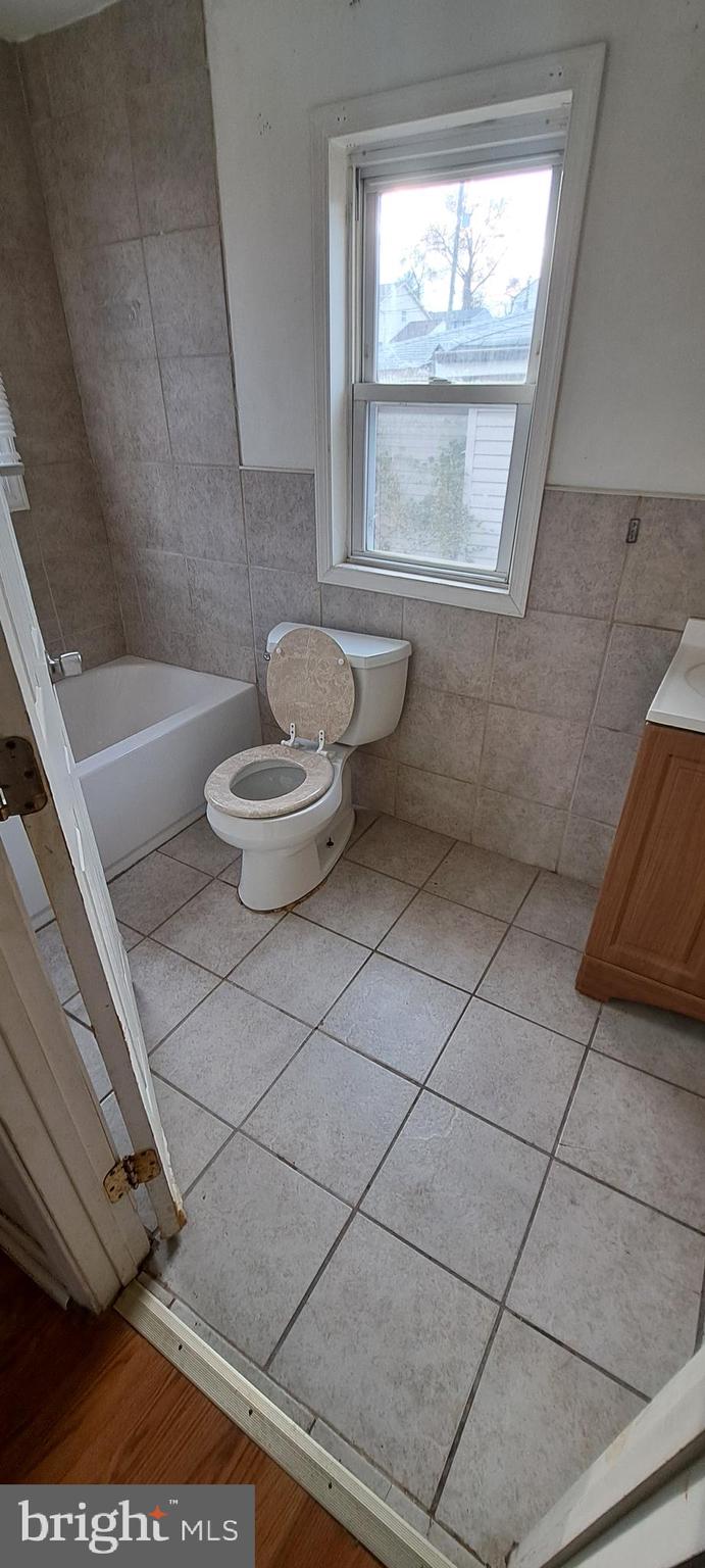 6408 L Street Capitol Heights, MD 20743 - Photo 4 of 5 2nd bath