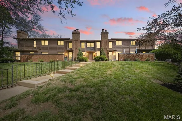 $249,900 | 2037 Trailcrest Lane, Unit 7, St. Louis, MO 63122