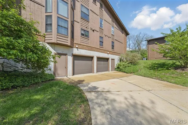 $249,900 | 2037 Trailcrest Lane, Unit 7, St. Louis, MO 63122