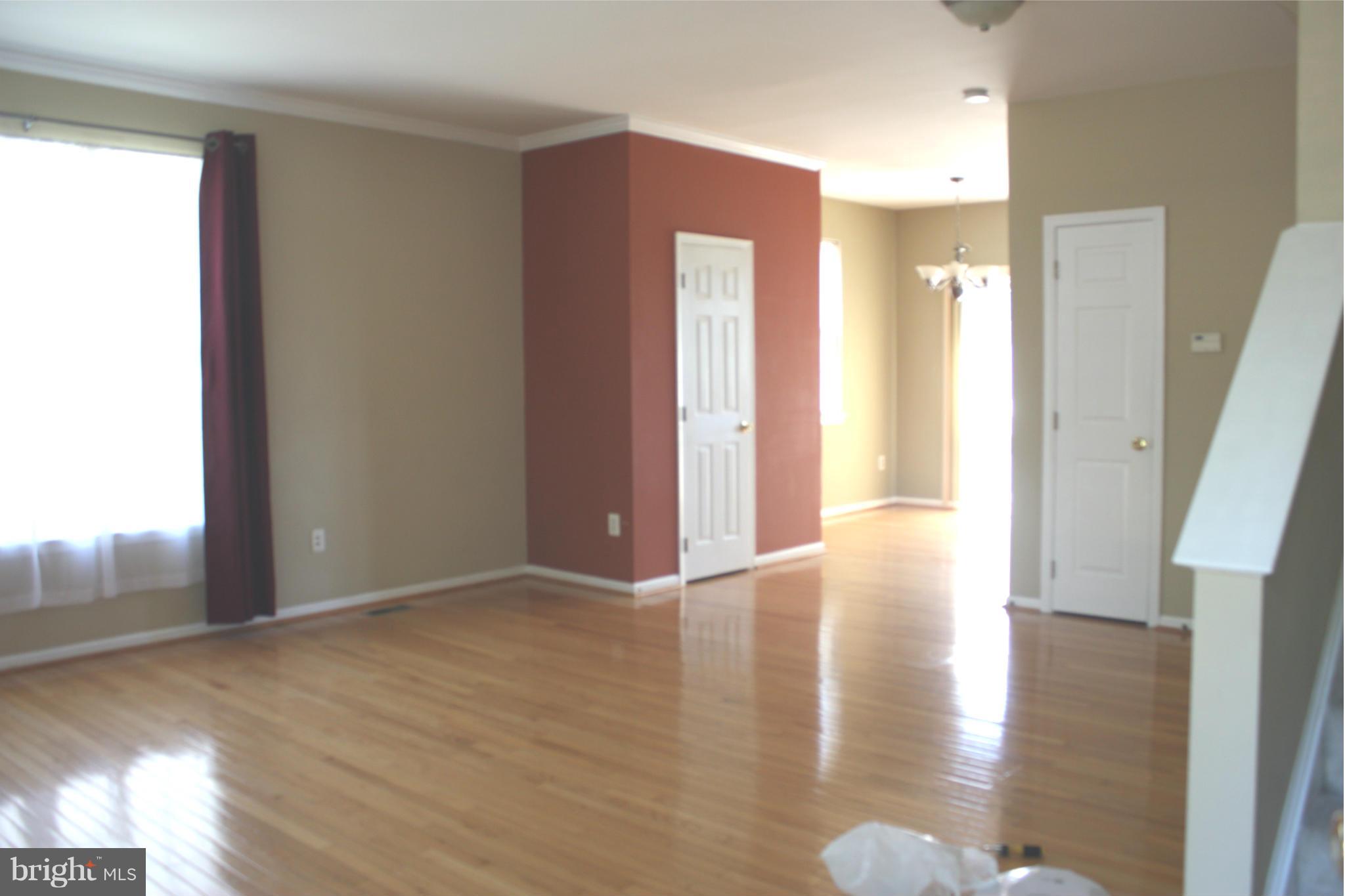 6471 McCoy Road Centreville, VA 20121 - Photo 2 of 17 Living Room
