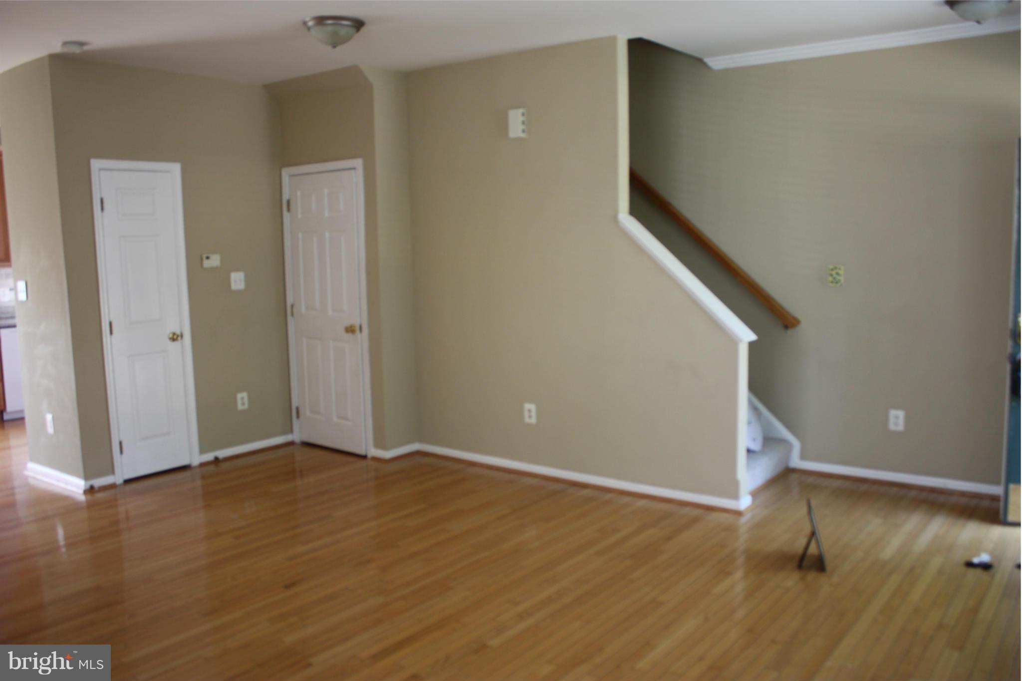 6471 McCoy Road Centreville, VA 20121 - Photo 3 of 17 Living Room