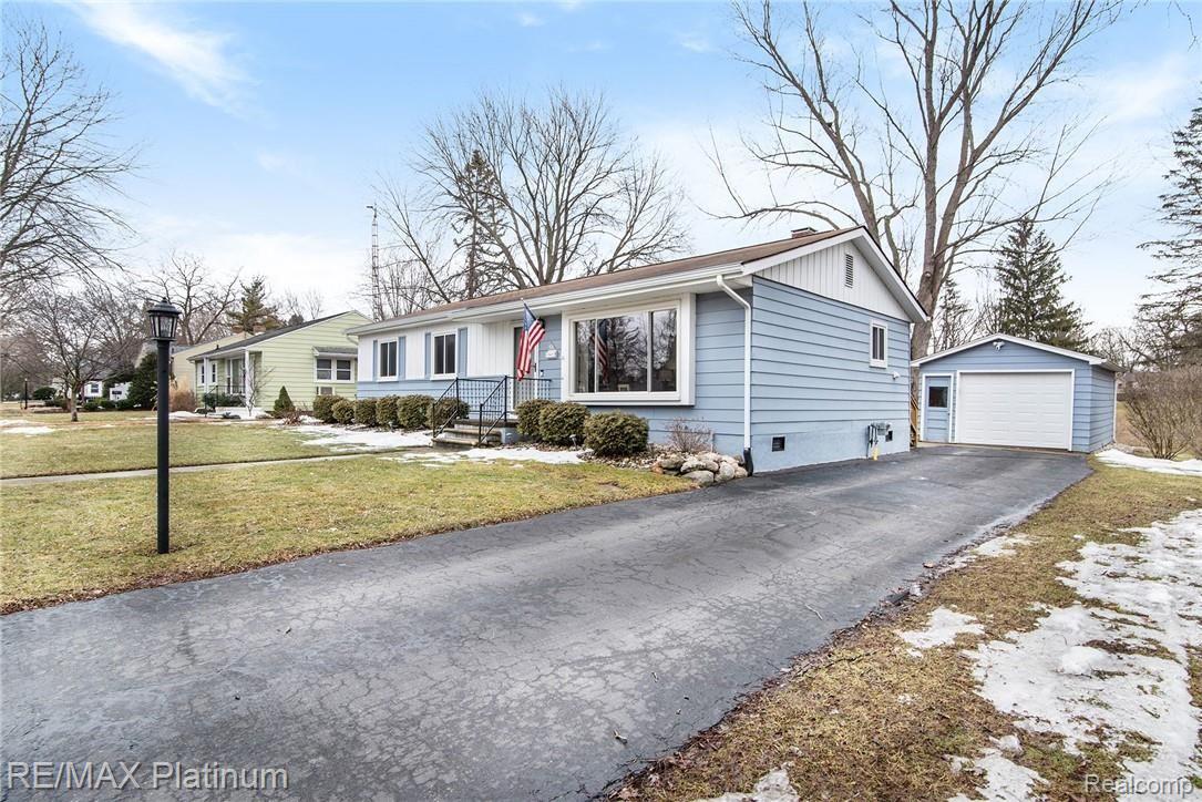 421 Riddle Street Howell, MI 48843 - Photo 2 of 20 Photo-Mar-13,-4-59-19-PM.jpg