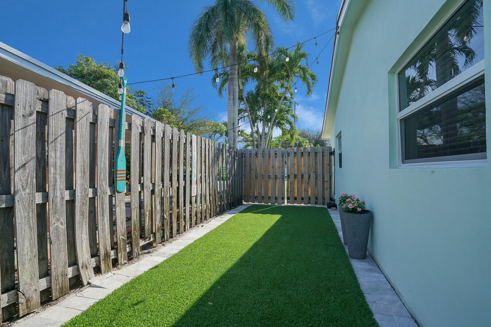301 Enfield Road Delray Beach, FL 33444 - Photo 31 of 44 Turf side yard