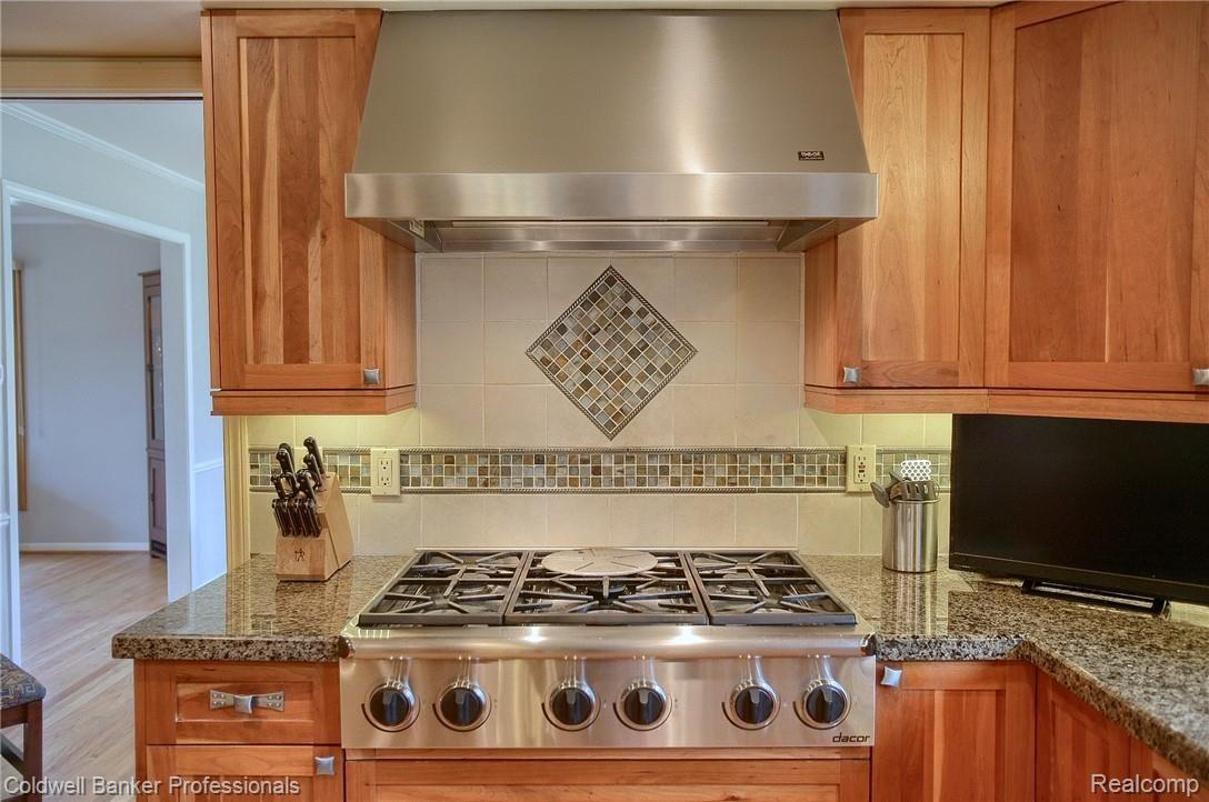 32320 Lahser Road Franklin, MI 48025 - Photo 14 of 38 6 burner Dacor cooktop
