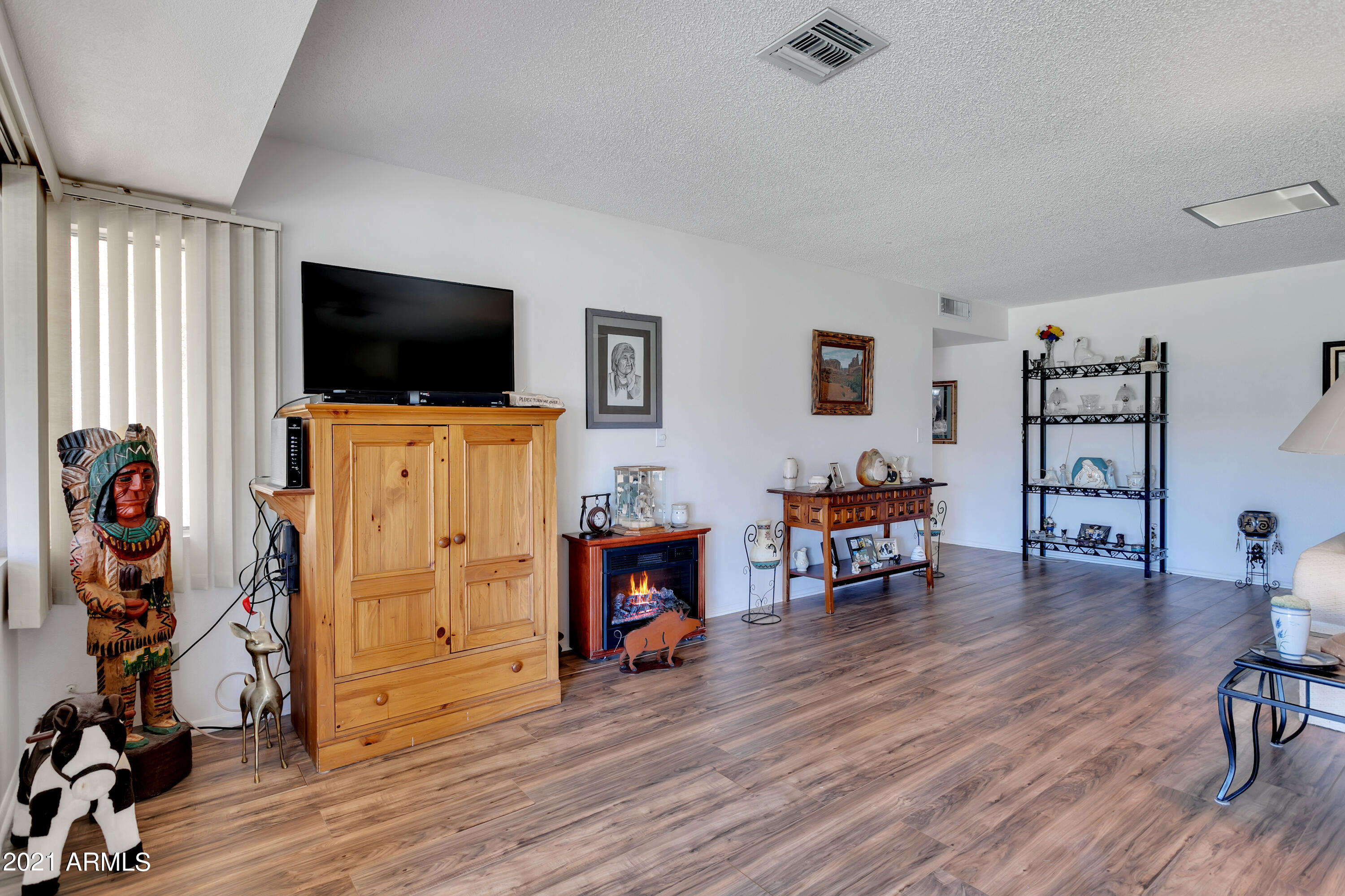 10701 West Hatcher Road Sun City, AZ 85351 - Photo 20 of 32 Relaxing