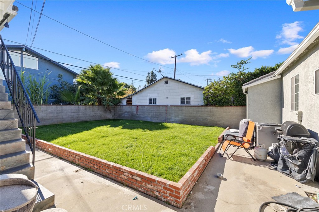 3920 Elma Road Pasadena, CA 91107 - Photo 25 of 29 a view of a chairs and tables in the patio
