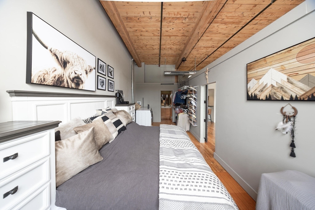 1 Envelope Terrace, Unit 302 Worcester, MA 01604 - Photo 21 of 42 a hallway with a couch and a stove