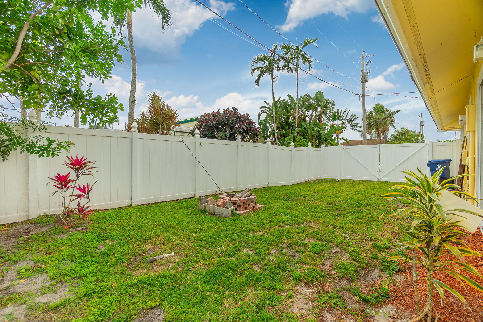 6130 Francis Street Jupiter, FL 33458 - Photo 19 of 27 a view of an outdoor space and a yard