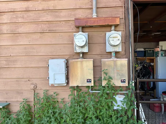 a view of a bunch of plants and small buildings