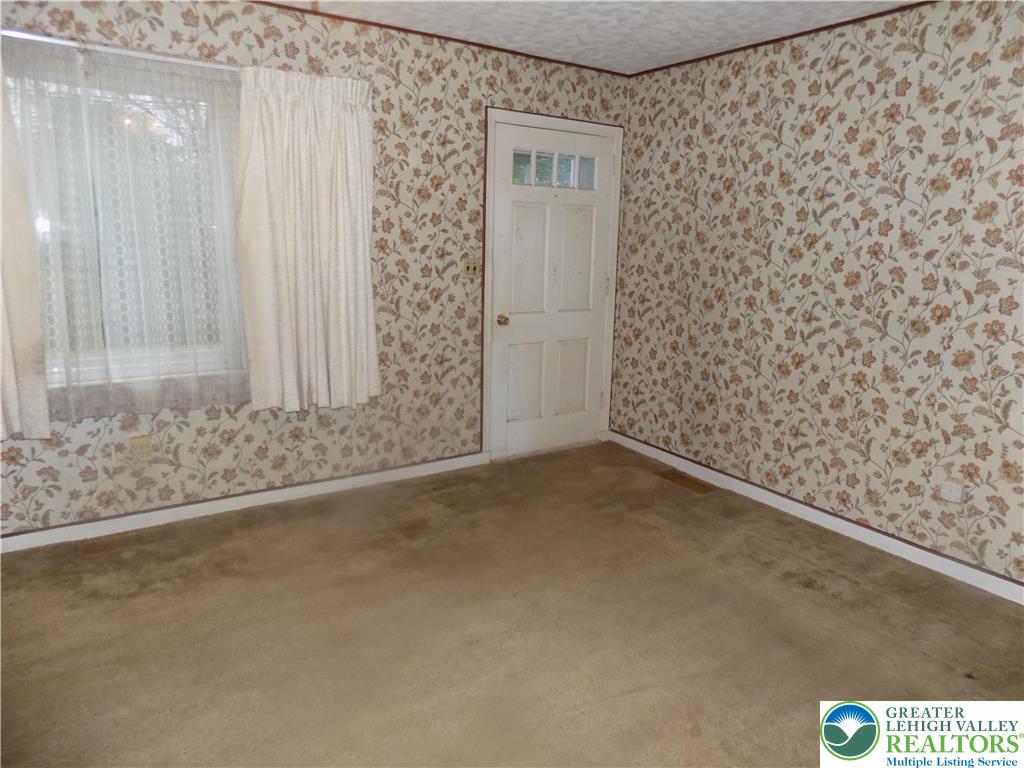 2120 Spinnerstown Road Quakertown, PA 18951 - Photo 8 of 15 Living Room