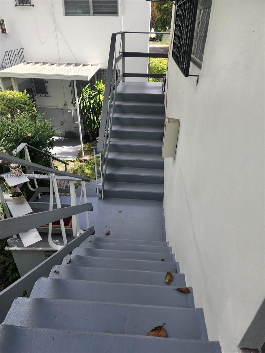 364 Southwest 11th Street Miami, FL 33130 - Photo 27 of 61 a view of entryway and hall